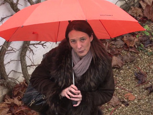 Femme libertine teste ses limites anales